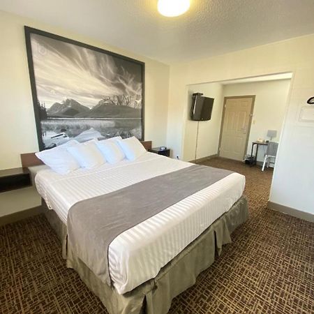 Super 8 By Wyndham Penticton Motel Екстериор снимка