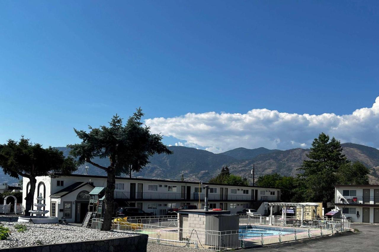 Super 8 By Wyndham Penticton Motel Екстериор снимка