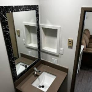 Super 8 By Wyndham Penticton Motel Екстериор снимка