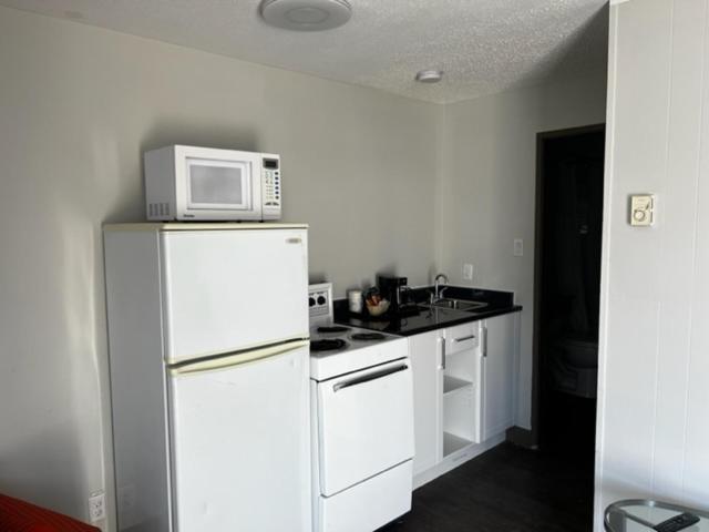 Super 8 By Wyndham Penticton Motel Екстериор снимка