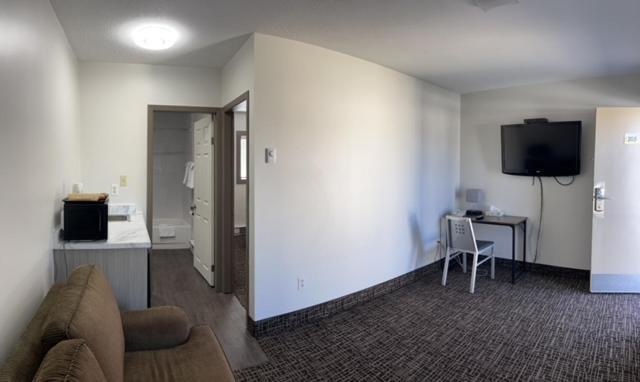 Super 8 By Wyndham Penticton Motel Екстериор снимка
