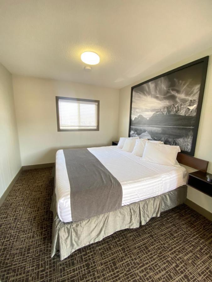 Super 8 By Wyndham Penticton Motel Екстериор снимка