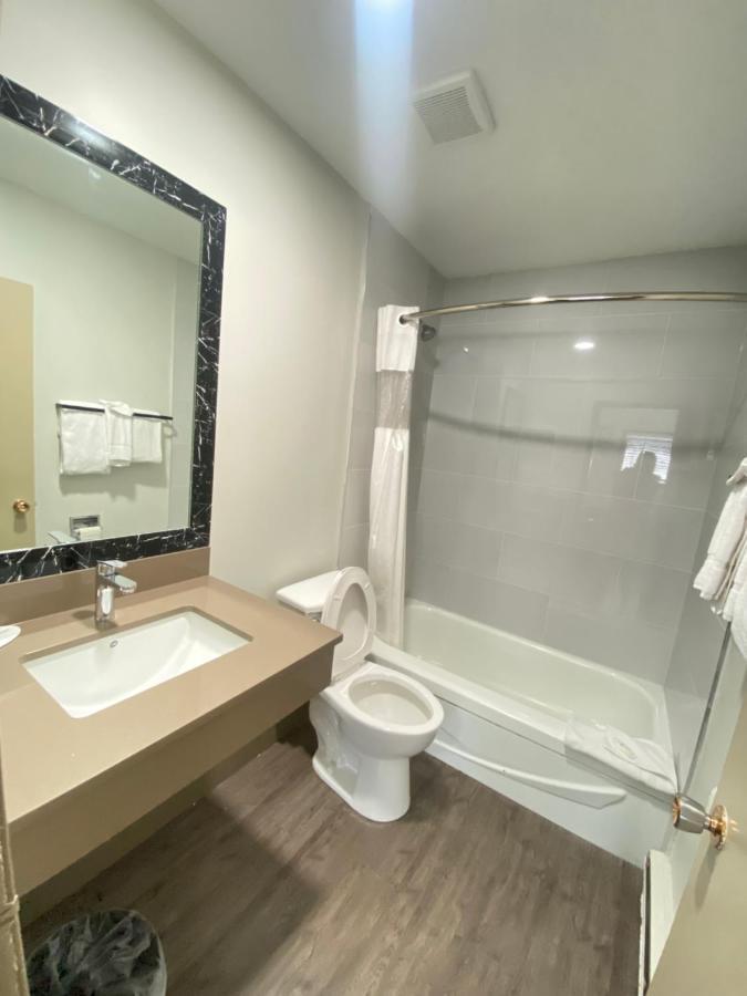 Super 8 By Wyndham Penticton Motel Екстериор снимка