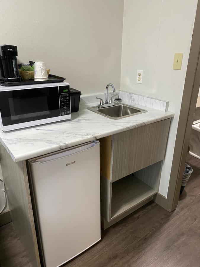 Super 8 By Wyndham Penticton Motel Екстериор снимка
