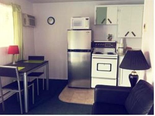 Super 8 By Wyndham Penticton Motel Екстериор снимка