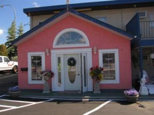 Super 8 By Wyndham Penticton Motel Екстериор снимка