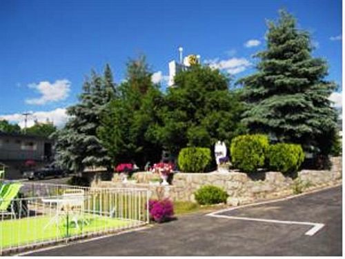 Super 8 By Wyndham Penticton Motel Екстериор снимка