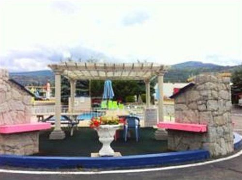 Super 8 By Wyndham Penticton Motel Екстериор снимка